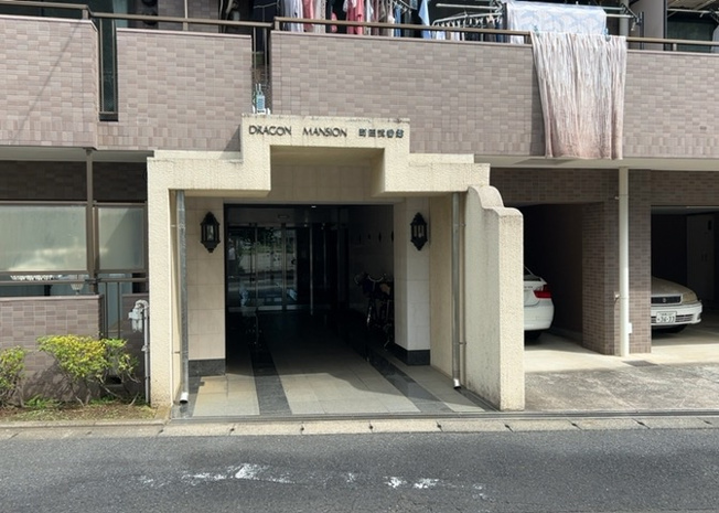 【現況写真】 | ドラゴンマンション町田弐番館 | 道幅が広い場所は日当たりや風通が良好です。幅が広いのですれ違いも可能ですし大きな車でも駐車可能！一方で、大型車が通ることも多くなるため交通量の増加により騒音に繋がります。また土地の値段が高くなります。