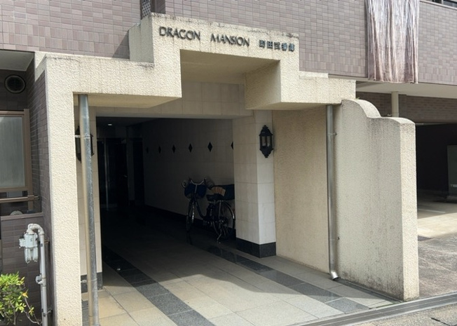 【構造・工法・仕様】 | ドラゴンマンション町田弐番館 | ＲＣ造、Reinforced Concreteは直訳すると補強されたコンクリートです。主に柱や梁・床・壁が鉄筋とコンクリートで構成おり、鉄筋を組んだ型枠にコンクリートを流し込んで固めたものを指します。