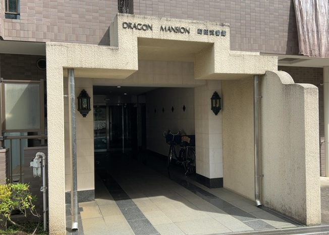 【玄関】 | ドラゴンマンション町田弐番館 | 玄関は家の顔でもあり、家族以外の目にも止まる場所です。玄関は外との間を仕切る扉、靴などをしまっておく収納スペース、靴脱ぎのたたきスペース、来客とのやり取りをするドアホンなど複数のアイテムからなります。