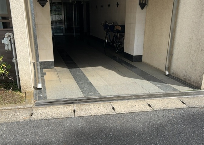 【内装】 | ドラゴンマンション町田弐番館 | 共有部分は、住民なら誰もが使える設備のこと。例えば駐車場やエレベーター、インターネット設備、セキュリティ設備などがあります。他にも、マンションの廊下・外部階段やエントランス・ゴミ置き場などがあります。