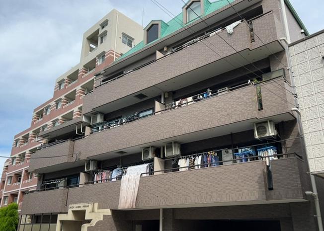 【外観】 | ドラゴンマンション町田弐番館 | 外観はマンション管理がされているかの目安になります。築年数が古いと、壁面は劣化してひび割れが生じることも！建物が古びていても細かいところが修繕されていると、きちんと管理されているなぁと感じるでしょう。