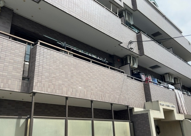 【バルコニー】 | ドラゴンマンション町田弐番館 | 一般的なバルコニーは、奥行1.5ｍ程ですが、ワイルドバルコニーは2ｍまで広がっています。そのため洗濯物の間隔をあけ干すことができ、乾きやすいというメリットや、ガーデニングが楽しめる等の特徴があります。