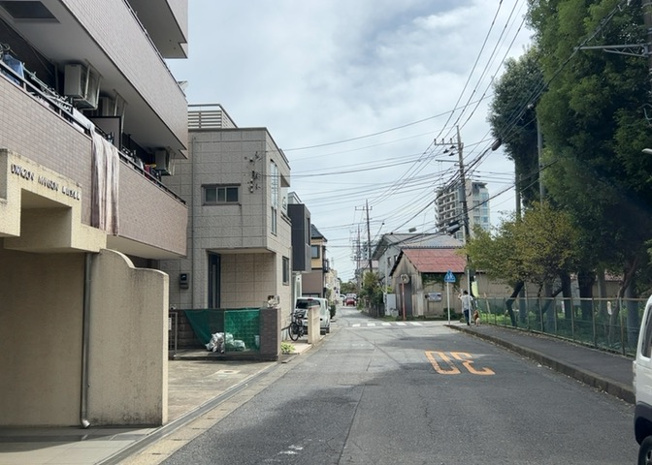 【展望】 | ドラゴンマンション町田弐番館 | 眺望の良さを楽しめるダイニングキッチンで家族団らんの時間を過ごしてはいかがでしょうか。バルコニーから見える景色を家族で眺める時間は、時間が経つのを忘れてしまいそうですね。是非、現地を見に行きましょう！