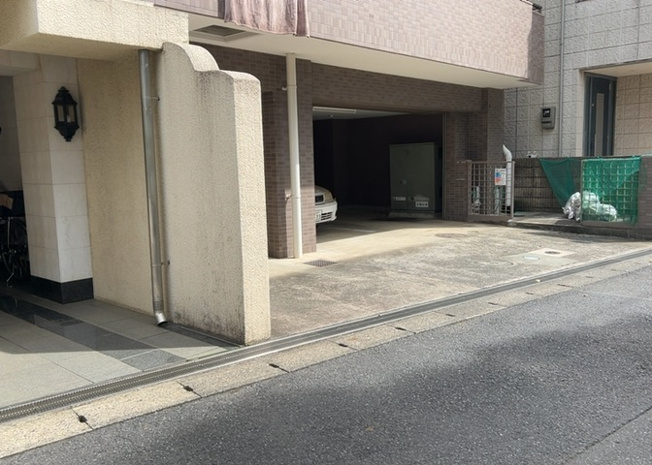 【駐車場】 | ドラゴンマンション町田弐番館 | 駐車場と明記されていても、最小スペースでつくられた駐車場だと大型車は駐車できなかったり、出入りしにくくなったりする可能性があります。お車のサイズと購入したい物件の駐車場のサイズを現地で確認しましょう。
