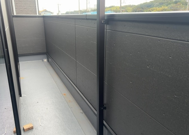 【バルコニー】 | 宮下町新築戸建 | 南東向きで陽当たりに恵まれたバルコニーです。洗濯物や布団を一度にたっぷり干すことができる広さを確保。心地よい風と陽光を感じながら、開放感ある屋外空間として便利にご活用いただくことができます。