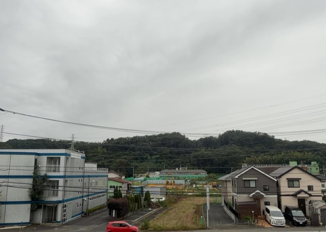 【展望】 | 宮下町新築戸建 | 建蔽率40％・容積率80％の第一種低層住居専用地域に位置するため、周囲に高い建物がなく、開放的な景観が広がっています。日当たりや通風も良好で、のびのびとした落ち着いた暮らしを享受できる立地です。