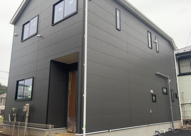 【外観】 | 宮下町新築戸建 | 2026年7月築、完成済みの新築一戸建て住宅です。落ち着きのある外観デザインで、敷地面積は135.36平米のゆとりがございます。八王子市立加住小学校まで徒歩4分と、通学にも安心のロケーションです。