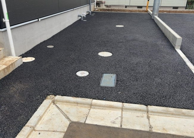 【駐車場】 | 宮下町新築戸建 | 敷地内にはカースペースを2台分確保しており、ご夫婦での複数台所有やお客様が来訪された際にも大変便利です。前面道路は幅員5.0ｍの公道のため、車の出し入れもスムーズにおこなうことができる環境です。