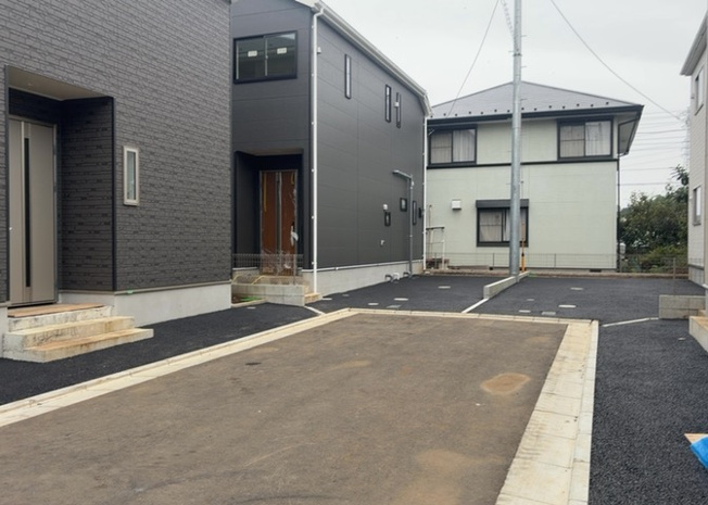 【前面道路含む現地写真】 | 宮下町新築戸建 | 前面道路は幅員約5.0ｍの南東側公道に接しており、車の出し入れもスムーズです。第一種低層住居専用地域に位置する閑静な住宅街で、加住小学校まで徒歩4分と子育て世帯にも暮らしやすい周辺環境が整っています。