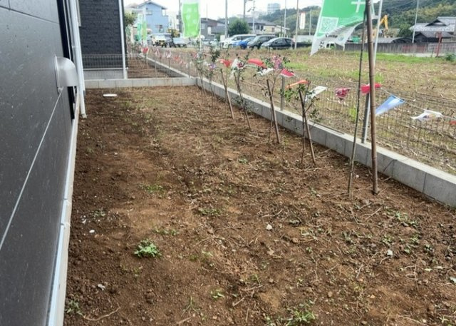 【庭】 | 宮下町新築戸建 | 敷地内にはお子様の遊び場やちょっとしたガーデニングが楽しめるお庭スペースをご用意。南東向きで陽当りも良く、ご家族で心地よい屋外の空気を感じながらプライベートなひとときをお過ごしいただけます。