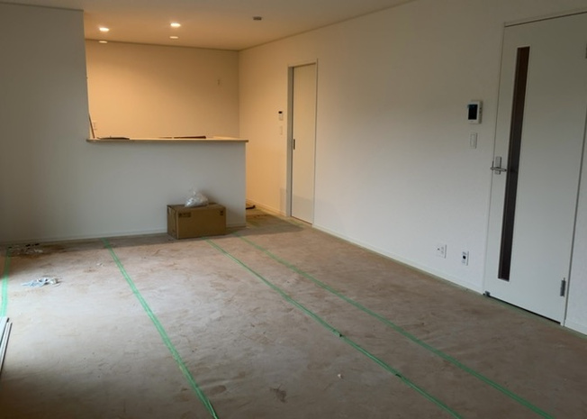 【居間・リビング】 | 宮下町新築戸建 | 20.0帖の広々としたLDKは、対面式キッチンから部屋全体を見渡せる安心感のある間取りです。バリアフリー設計や全居室複層ガラスにより、赤ちゃんからご高齢の方まで快適に過ごせる室内環境が整えられています