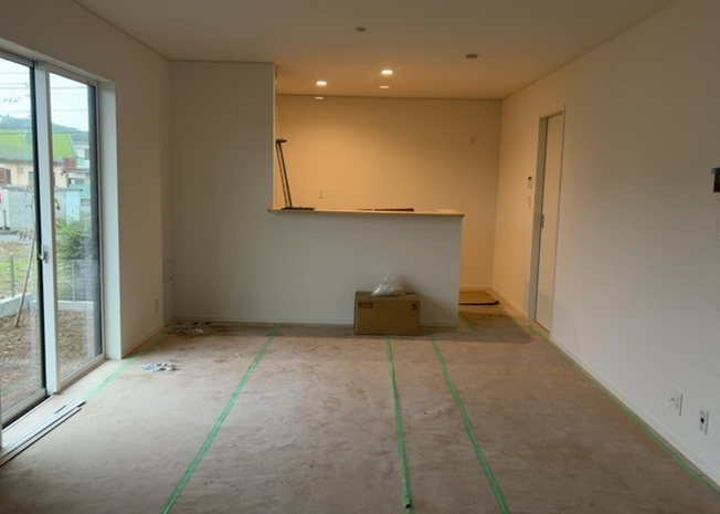 【ダイニング】 | 宮下町新築戸建 | ご家族揃ってのお食事や会話をゆったり楽しめるダイニングスペース。キッチンからの配膳や片付けがスムーズにおこなえる動線設計になっており、家事の手間を軽減して快適な暮らしをサポートしてくれます。