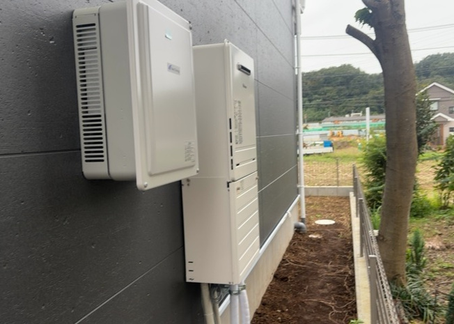 【発電・温水設備】 | 宮下町新築戸建 | スイッチひとつでお湯張りや保温ができる便利な追焚機能付き給湯設備を備えています。ご家族の入浴時間がずれてもいつでも温かいお風呂に入ることができ、省エネで経済的な毎日を後押ししてくれる設備です。