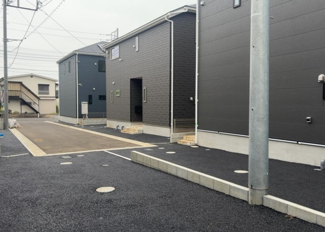 【前面道路含む現地写真】 | 宮下町新築戸建 | 南東側に接する5.0ｍの前面道路は整然としており、お車の出入りやすれ違いもスムーズにおこなえます。加住小学校まで徒歩4分と近く、交通量も少なめなため、小さなお子様の登下校時にも安心感のある環境です。