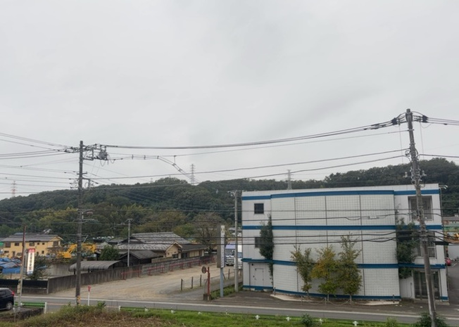 【展望】 | 宮下町新築戸建 | 第一種低層住居専用地域に位置するため周囲に高い建物がなく、すっきりとした開放的な眺望が広がります。陽当りや風通しも確保され、季節の移ろいを感じながらゆったりと寛げる心地良い住環境となっております。