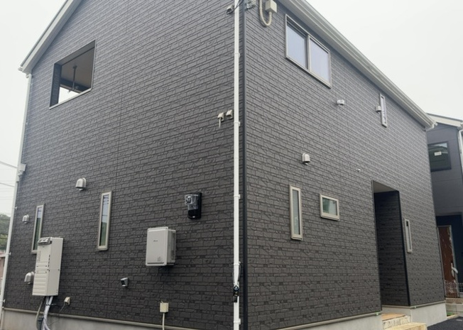 【外観】 | 宮下町新築戸建 | 2026年7月建築、八王子市宮下町に位置する完成済の新築一戸建てです。建蔽率40%・容積率80%のゆとりある敷地に建ち、耐震構造・制震構造や建設住宅性能評価付で安心してお住まいいただける住宅です。