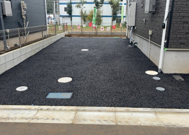【駐車場】 | 宮下町新築戸建 | 敷地内にはお車を2台並列で駐めていただけるカースペースを完備。出し入れもしやすく、セカンドカーやお友達の来訪時にも便利です。バイク置場や駐輪場としてもご活用いただけるゆったりとしたスペースです。