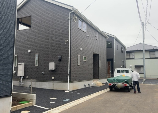 【前面道路含む現地写真】 | 宮下町新築戸建 | 前面道路は北側幅員4.0mの公道に接しております。八王子市宮下町の閑静な第一種低層住居専用地域に位置しており、車の出し入れやご家族の通行も落ち着いて行える良好な住環境が整った現地となっております。