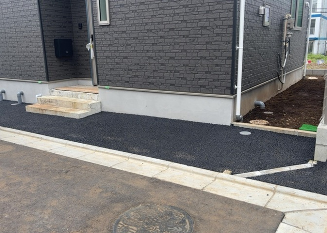 【庭】 | 宮下町新築戸建 | 建物に隣接するお庭スペースは、ガーデニングやお子様のビニールプール遊びなど多目的にご活用いただけます。第一種低層住居専用地域ならではの穏やかな環境で、ご家族との外時間をお楽しみいただけます。