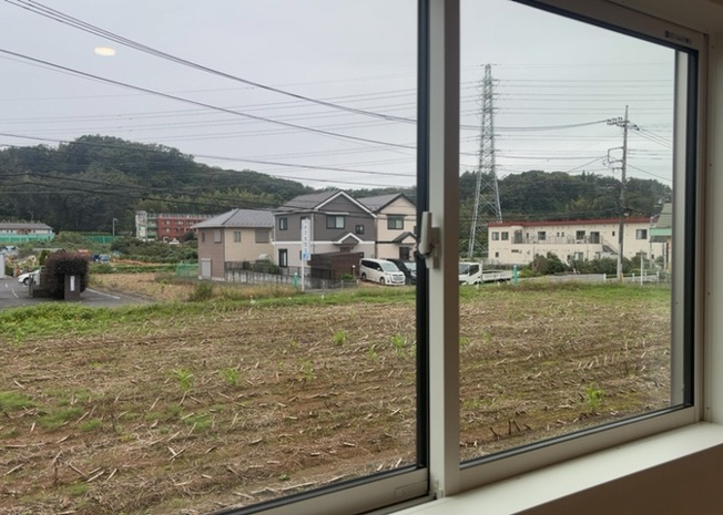 【内装】 | 宮下町新築戸建 | バリアフリーに配慮されたフラットな室内仕様となっております。手すりの設置や段差の少ないフローリングで、小さなお子様からシニア世代まで長く安心して過ごせる配慮が行き届いた住環境を実現しています。