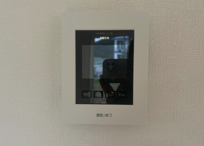 【セキュリティ】 | 宮下町新築戸建 | 訪問者の顔や様子を室内からしっかり確認できるTVモニタ付インターホンを設置。不在時の来訪者の確認もでき、お子様の留守番時や一人で過ごす時間帯も安心感を高めてくれる便利なセキュリティ設備です。