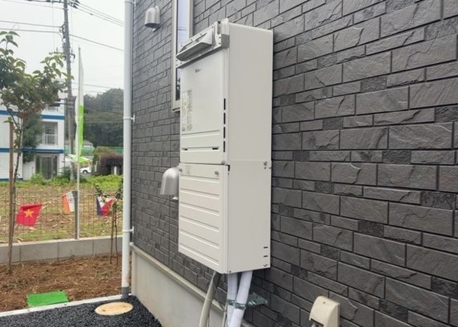 【発電・温水設備】 | 宮下町新築戸建 | お湯張りや保温がボタン一つで手軽に行える追焚機能付き給湯器を設置。都市ガス仕様で効率よく温水を出せるため経済的です。仕事や家事で疲れた日の入浴タイムをいつでも温かいお湯で快適に楽しめます。