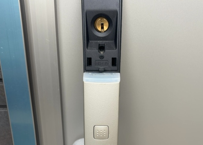 【防犯設備】 | 宮下町新築戸建 | 玄関ドアには防犯性の高いスマートキーを採用。鍵の開閉がスムーズに行えるだけでなく、防犯面でも大きな安心感をもたらします。TVモニタ付インターホンとあわせて毎日の安全な暮らしをしっかり守ります。