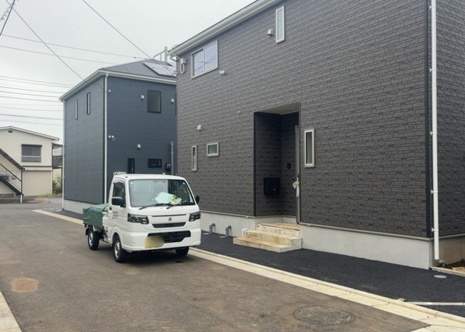 【前面道路含む現地写真】 | 宮下町新築戸建 | 開放感のある現地周辺は第一種低層住居専用地域。交通量が少なく静かな前面道路（北側公道4.0m）に面しており、小さなお子様がいるご家庭も安心して生活できます。日当たりや風通しの良さも魅力の現地です。