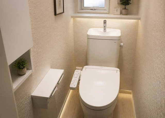 【トイレ】 | 宮下町新築戸建 | 快適にご使用いただける温水洗浄便座付きのトイレです。1階と2階の合計2ヶ所に設置されているため、朝の慌ただしい時間帯やご家族の重なり時にも安心。24時間換気システムも稼働し清潔を保ちやすいです。