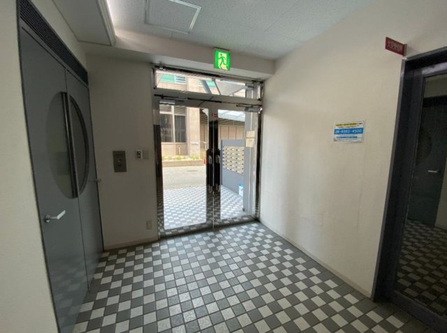 大津市島の関の事務所のロビー