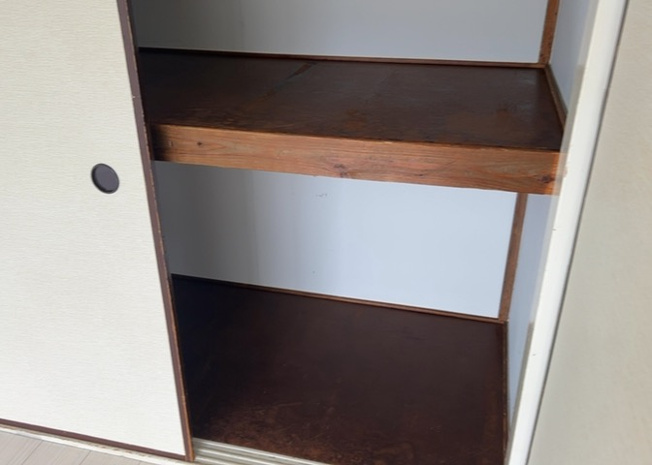 【収納】 | 岡田住宅Ｂ号棟 | 全居室に収納スペースを完備しており、衣装や生活用品をたっぷりと収納可能です。お部屋に余計な荷物を置かずに済むため、42.79平米の専有面積を隅々まで有効に活用した美しいお部屋を維持できます。