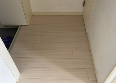 【内装】 | 岡田住宅Ｂ号棟 | 室内は木目調のフローリングが施されており、温かみのある空間が広がります。通風良好で快適な風が通り抜ける室内設計。5階建て4階部分に位置するため、陽当りや景観の面でも魅力を感じられるお部屋です。