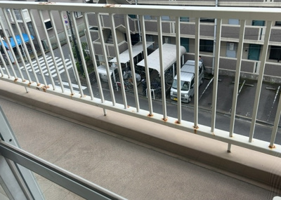 【バルコニー】 | 岡田住宅Ｂ号棟 | 西向きに面したバルコニーです。3.00平米のスペースが確保されており、洗濯物を干す際にもご活用いただけます。4階部分につき風通しも良く、心地よい太陽の光と心地よい風を感じることができます。