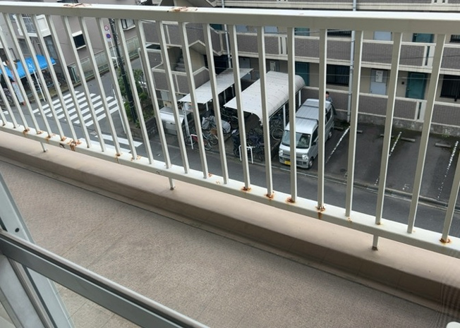 【バルコニー】 | 岡田住宅Ｂ号棟 | 西向きに面したバルコニーです。3.00平米のスペースが確保されており、洗濯物を干す際にもご活用いただけます。4階部分につき風通しも良く、心地よい太陽の光と心地よい風を感じることができます。