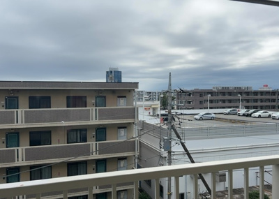 【展望】 | 岡田住宅Ｂ号棟 | 4階のお部屋からの眺望です。周囲は落ち着いた住宅街が広がっており、遮るものの少ない開放的な眺めを楽しむことができます。西向きの窓からは夕暮れ時の空のグラデーションも堪能できる魅力的なロケーション。
