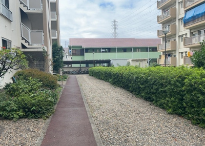 【エントランス】 | 岡田住宅Ｂ号棟 | マンションの入口となるエントランス部分。共用部分は巡回管理によりきれいに維持されており、清潔感のある空間でお住まいの方をお迎えします。毎日の行き帰りに安心感を与えてくれるアプローチです。