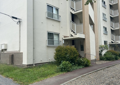 【現況写真】 | 岡田住宅Ｂ号棟 | 4階部分に位置する現況の室内写真です。専有面積42.79平米の2DKの間取りとなっており、お一人様やご夫婦での新生活にぴったり。徒歩3分の場所にスーパーもあり日常生活の利便性も申し分ありません。