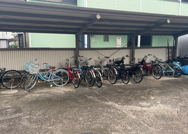 【駐輪場】 | 岡田住宅Ｂ号棟 | 自転車をしっかりと保管できる駐輪場を完備しております。徒歩3分のスーパー「ザ・ビッグ厚木旭町店」や、徒歩13分の小田急小田原線「本厚木」駅への移動など、自転車を活用した移動に大変便利です。