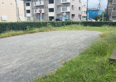 【駐車場】 | 岡田住宅Ｂ号棟 | マンション敷地内の駐車スペースに関する現況写真です。お車の所有や近隣の月極駐車場探しなど、お持ちのお車に合わせた最適なご提案をいたします。詳細についてはお気軽に住まいの広場までお尋ねください。