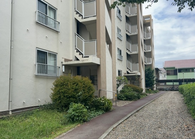 【庭】 | 岡田住宅Ｂ号棟 | マンション敷地内の緑豊かな敷地スペースです。季節の移ろいを感じながら、穏やかな時間を過ごすことができます。平坦地に位置する物件ですので、敷地内や周辺の歩行もスムーズに行える住環境となっています。
