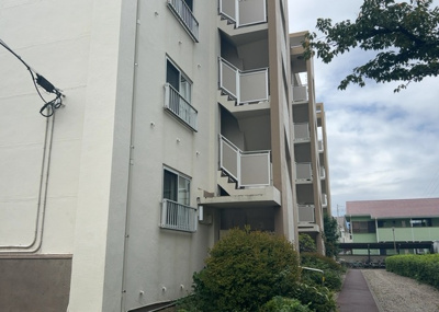 【中庭】 | 岡田住宅Ｂ号棟 | 共用部分に位置する中庭空間の様子です。建物に囲まれた穏やかなスペースとなっており、通風や採光にも貢献しています。巡回管理によって定期的な手入れがなされ、綺麗で衛生的な環境が保たれています。