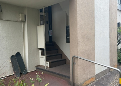 【設備】 | 岡田住宅Ｂ号棟 | 都市ガス・公営水道・公共下水のインフラが整った充実の設備仕様です。毎日の暮らしを支える基本設備が揃っており、安心してお過ごしいただけます。設備の詳細やご質問は住まいの広場へお問い合わせください。