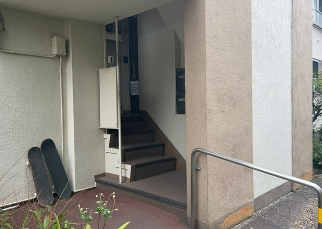 【設備】 | 岡田住宅Ｂ号棟 | 都市ガス・公営水道・公共下水のインフラが整った充実の設備仕様です。毎日の暮らしを支える基本設備が揃っており、安心してお過ごしいただけます。設備の詳細やご質問は住まいの広場へお問い合わせください。