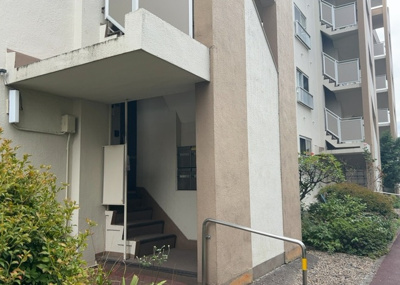 【防犯設備】 | 岡田住宅Ｂ号棟 | 住まいの安全と安心を支える防犯面にも配慮された共用部です。本厚木駅から徒歩13分、徒歩3分の場所にスーパーがある旭町5丁目の閑静な住宅街に位置しており、落ち着いた住環境でお暮らしいただけます。