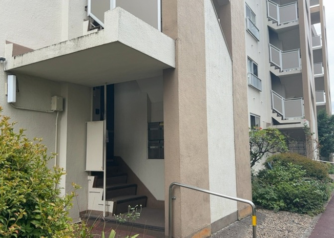 【防犯設備】 | 岡田住宅Ｂ号棟 | 住まいの安全と安心を支える防犯面にも配慮された共用部です。本厚木駅から徒歩13分、徒歩3分の場所にスーパーがある旭町5丁目の閑静な住宅街に位置しており、落ち着いた住環境でお暮らしいただけます。