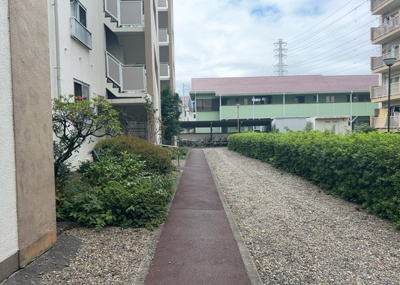 【ロビー】 | 岡田住宅Ｂ号棟 | 住民同士の歓談やちょっとした休憩にご利用いただける共用スペースです。綺麗に整備された共用部がマンション全体の快適な住み心地を演出。詳細な施設状況についてはお気軽に住まいの広場までお尋ねください。