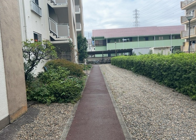 【ロビー】 | 岡田住宅Ｂ号棟 | 住まいへのアプローチとなる1階ロビー空間です。整然と保たれた共用部分は居住者のマナーの良さを伺わせます。岡田住宅Ｂ号棟は本厚木駅まで徒歩13分の平坦地に立地し、出歩きやすい環境も魅力の一つです。