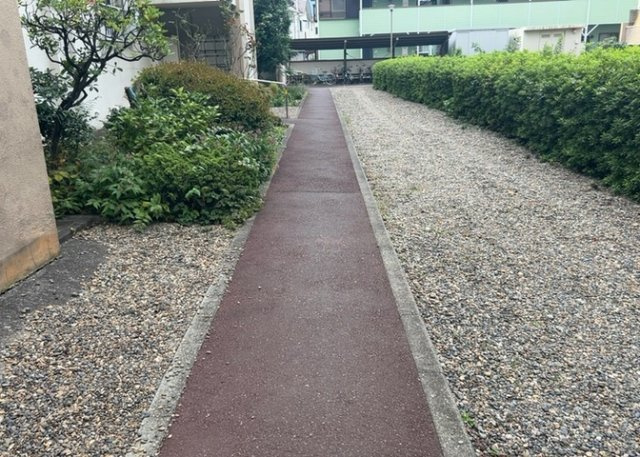 【その他共用部分】 | 岡田住宅Ｂ号棟 | 階段や廊下などの共用部分は清掃が行き届いており、日頃の管理の良さが伺えます。鉄筋コンクリート造5階建ての頑丈な構造で、4階にあるお部屋までスムーズにアクセス可能な共用空間となっております。