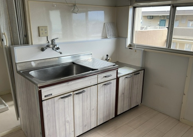 【キッチン】 | 岡田住宅Ｂ号棟 | 7.5帖の広さを持つダイニングキッチン（DK）。IH調理器が設置されたキッチンでお手入れも楽々です。2つの洋室とつながる効率的な間取り設計で、日々の生活動線がコンパクトにまとまっています。