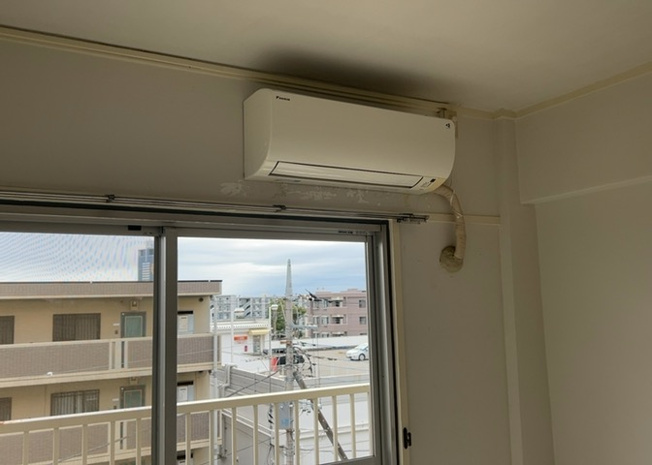 【冷暖房・空調設備】 | 岡田住宅Ｂ号棟 | お部屋の快適な室温を保つエアコン等の空調設備関連です。西向きの開口部から明るい光が差し込む室内に設置可能で、四季を通じて心地よい温度でお過ごしいただけます。詳しい設備状態はお問い合わせください。